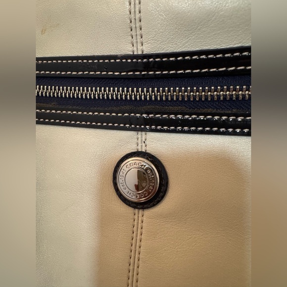 *Vintage* Authentic Coach Cream + Navy Purse, Laura Handbag with Kiss-lock - Picture 6 of 16